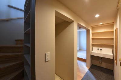 階段と洗面スペース (幾何学模様に出会えるまちの家)