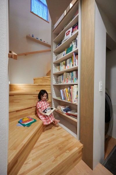 階段下の読書スペース (幾何学模様に出会えるまちの家)
