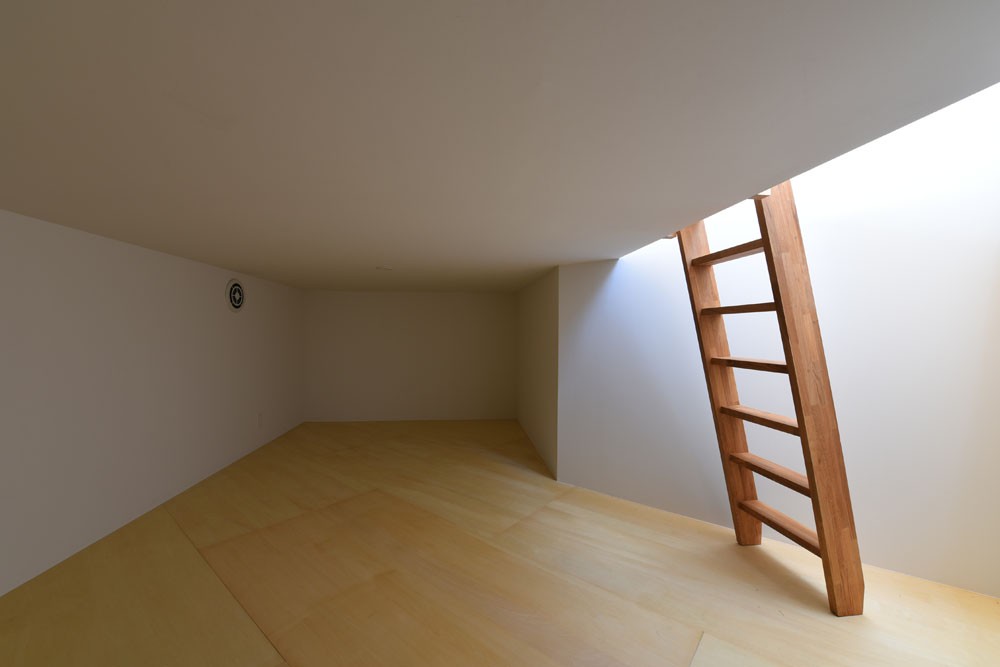 収納事例：傾斜地を利用して設けた床下収納（幾何学模様に出会えるまちの家）