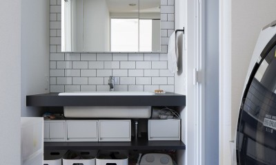 モノトーンな洗面室｜“好き”を並べてすっきり暮らす