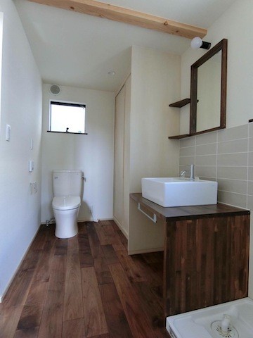 バス/トイレ事例：洗面スペース（18坪の敷地にたつ収納たっぷりのコンパクトな家）