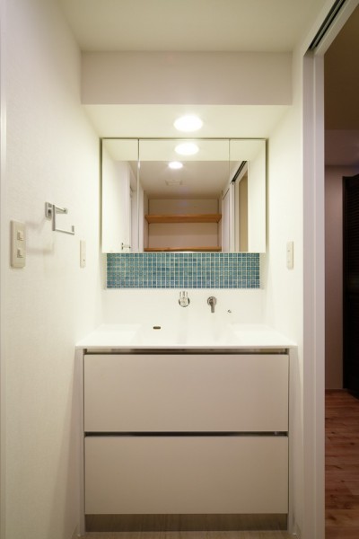 洗面室 (日の当たる広く開放的なリビングが自慢の家)