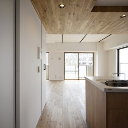 天井の無垢材がアクセントの明るい広々空間 (キッチン)