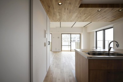 キッチン (天井の無垢材がアクセントの明るい広々空間)