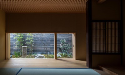学林町の町家／耐震・断熱改修も行った京町家のリノベーション (居間／高さを抑えた窓から一幅の屏風のような庭が見えます)