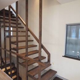 １F〜２Fへの階段 (地下に個室のあるコンパクトな２階建て住宅)