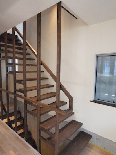 １F〜２Fへの階段 (地下に個室のあるコンパクトな２階建て住宅)