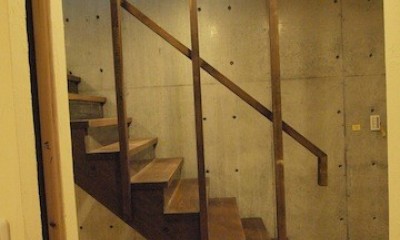 地階〜１Fへの階段｜地下に個室のあるコンパクトな２階建て住宅