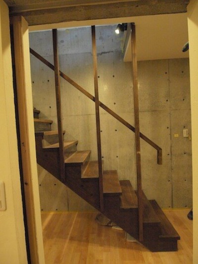 地階〜１Fへの階段 (地下に個室のあるコンパクトな２階建て住宅)