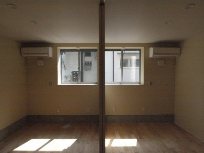 １階の個室 (地下に個室のあるコンパクトな２階建て住宅)