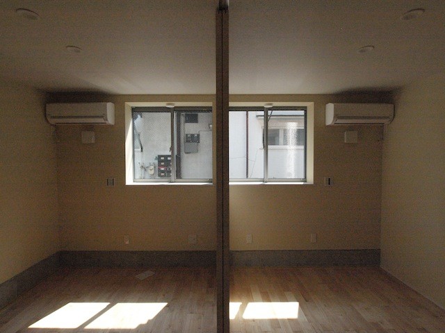 ベッドルーム事例：１階の個室（地下に個室のあるコンパクトな２階建て住宅）
