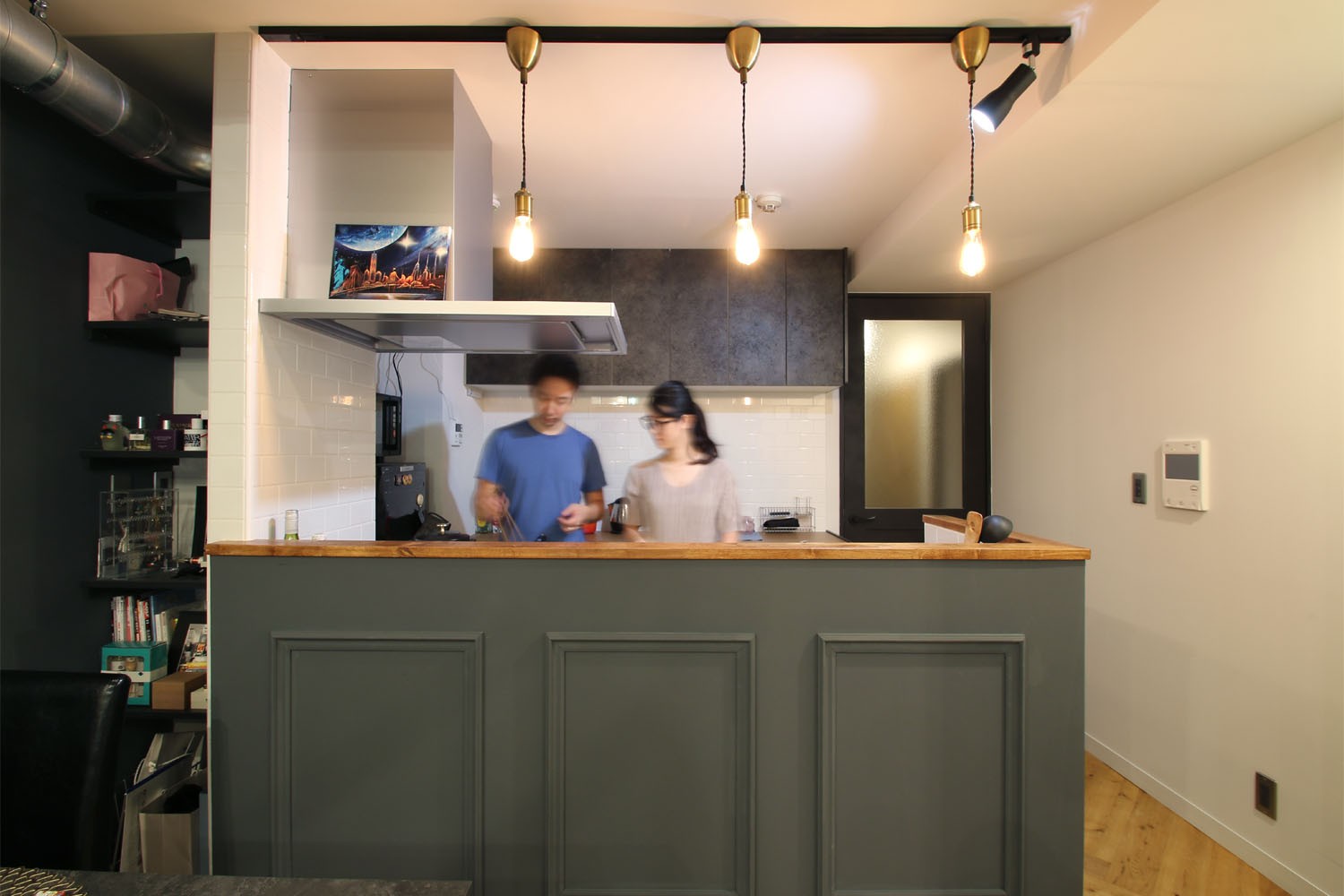 キッチン事例：キッチン（ヘリンボーンの床に、キッチンは塗装仕上げの木製モールディング）