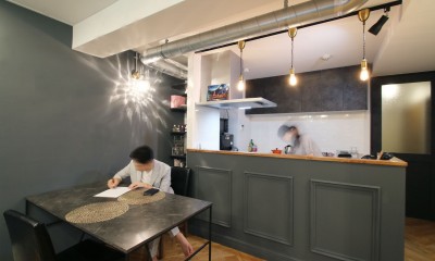 LDK｜ヘリンボーンの床に、キッチンは塗装仕上げの木製モールディング
