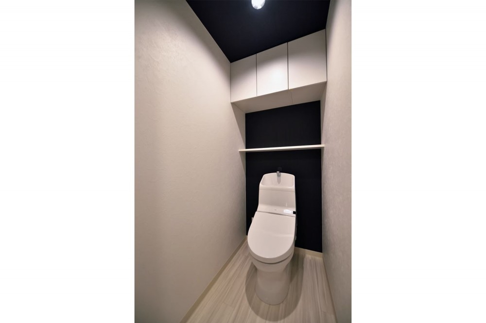 小上がりのある和モダンスタイルリノベーション (トイレ)