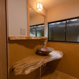 木のぬくもりのある平屋暮らし (造作洗面スペース)