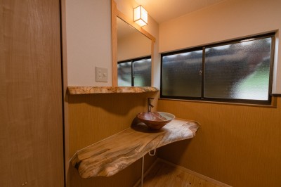 造作洗面スペース (木のぬくもりのある平屋暮らし)