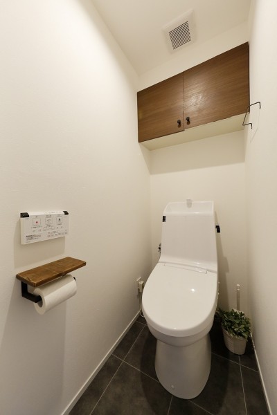 シンプルで機能性の高いトイレ (予算内で抑えたい！中古物件購入+リノベーション)