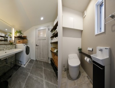 開放感のある洗面室とトイレ (エアコンが苦手な奥様に　一年を通して温度変化の少ない家)