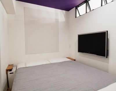 最小寸法の寝室 (好きなアートと好きな色。カッコ良さと快適性。ご夫婦それぞれの希望が叶った住まい。)
