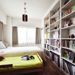 室内干しできるインナーテラスのある住まい-白を基調とした主寝室