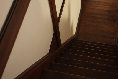 階段 (60年前の欄間×フローリング×建具。古民家ならではの味わい深さ)