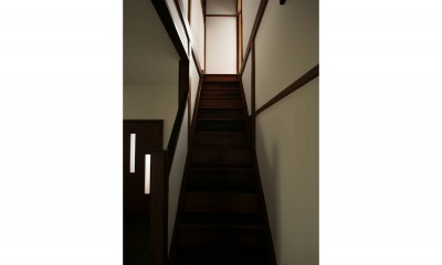 階段｜60年前の欄間×フローリング×建具。古民家ならではの味わい深さ