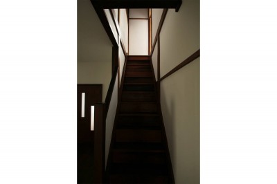 階段 (60年前の欄間×フローリング×建具。古民家ならではの味わい深さ)