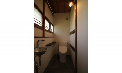 トイレ｜60年前の欄間×フローリング×建具。古民家ならではの味わい深さ