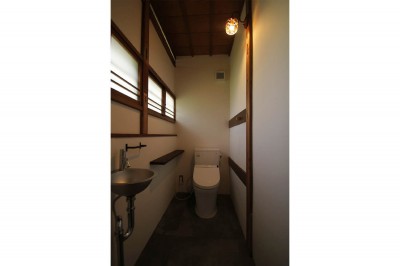トイレ (60年前の欄間×フローリング×建具。古民家ならではの味わい深さ)