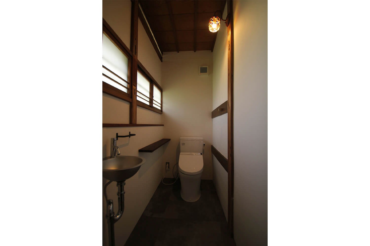 バス/トイレ事例：トイレ（60年前の欄間×フローリング×建具。古民家ならではの味わい深さ）