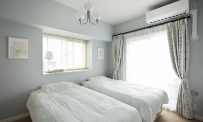 淡いグレーで塗装したベッドルーム｜パリのアパルトマンに憧れて