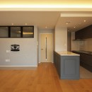 モールディングのキッチンと室内窓が映えるフレンチ空間にの写真 LDK