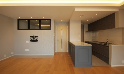 モールディングのキッチンと室内窓が映えるフレンチ空間に (LDK)