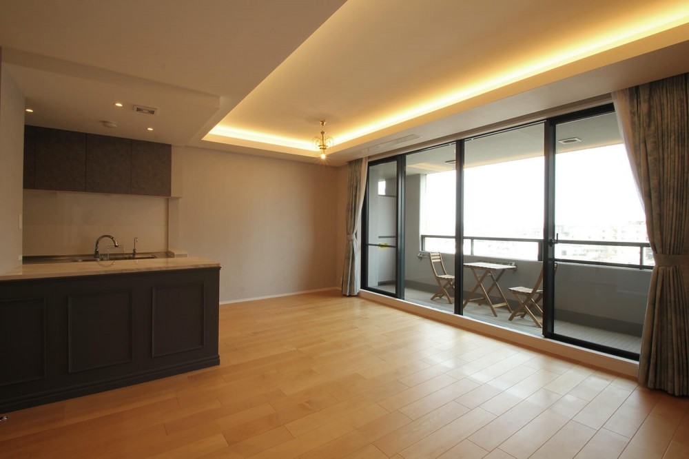 モールディングのキッチンと室内窓が映えるフレンチ空間に (LDK)