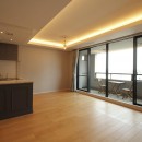 モールディングのキッチンと室内窓が映えるフレンチ空間にの写真 LDK