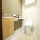 モダンな和室のある3LDKの写真 トイレ