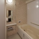 老後に「備える」住まいづくりの写真 ベージュ系でやさしい雰囲気の浴室