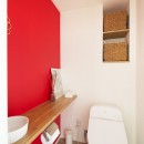 カラフルにのびのびとの写真 赤い壁紙が印象的なトイレ