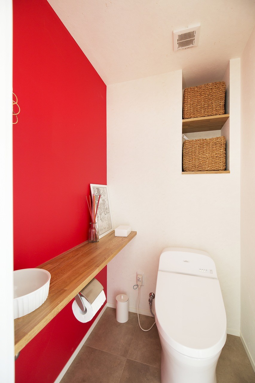バス/トイレ事例：赤い壁紙が印象的なトイレ（カラフルにのびのびと）
