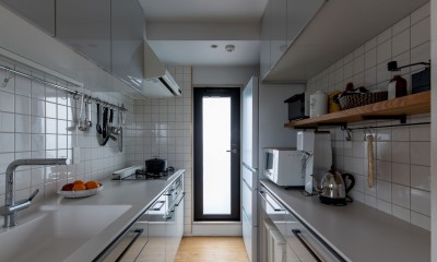 機能的なキッチン｜気配と見通し　高さを変えながら視線が抜ける家