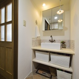 白い木素材で造作した可愛い洗面室 (変えられない構造を活かす　フレンチスタイルキッチンへ)