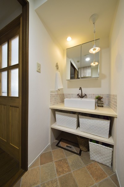 白い木素材で造作した可愛い洗面室 (変えられない構造を活かす　フレンチスタイルキッチンへ)