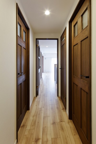 リビングとデザイン統一された廊下 (造り付け家具で室内一新)