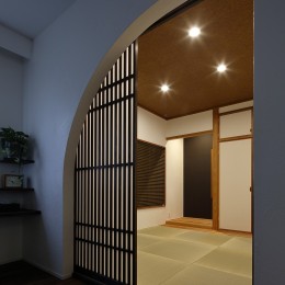 古都を感じる住まい　鎌倉の戸建てリフォーム (アーチ型のモダンな和室)