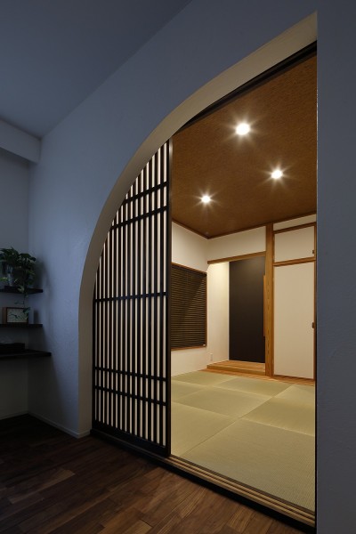 アーチ型のモダンな和室 (古都を感じる住まい　鎌倉の戸建てリフォーム)