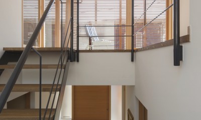 岡本の家／2階テラスを中心とした木の温もりを感じる心地よい住まい (２階のテラスに面した明るい階段)
