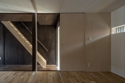 玄関横の部屋から階段をみる　／光を抑制した空間はシナ合板で明るく設えている。 (『RE長屋‐ITO２』～新：旧・モダン：和　のコラボ～（古民家再生）)