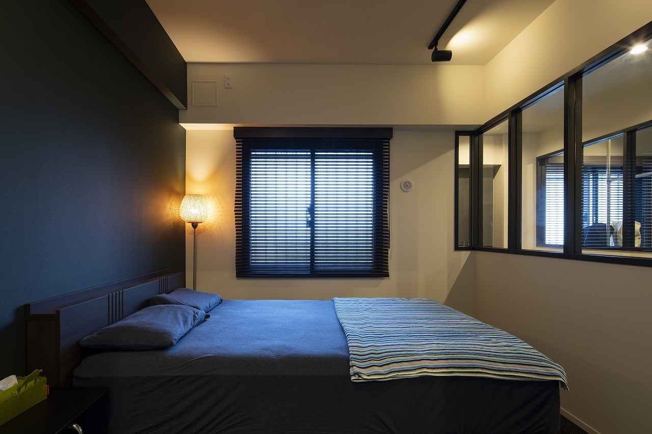採光ばっちり のベッドルーム 空間を広げる 室内窓活用術 ベッドルーム事例 Suvaco スバコ