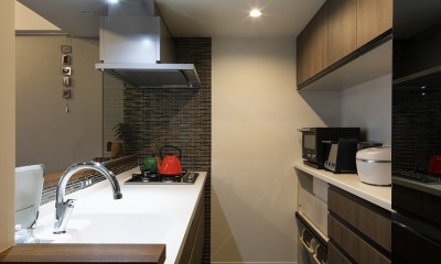 統一感のあるキッチン｜空間を広げる！室内窓活用術