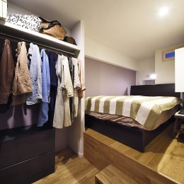 デザイン＋自然素材　こだわりの住まい-小上がり付きの寝室